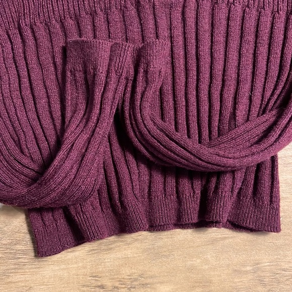 Cashmere dark red ribbed sweater v-neck top buttoned from Icône ( Simons ) - Picture 8 of 11